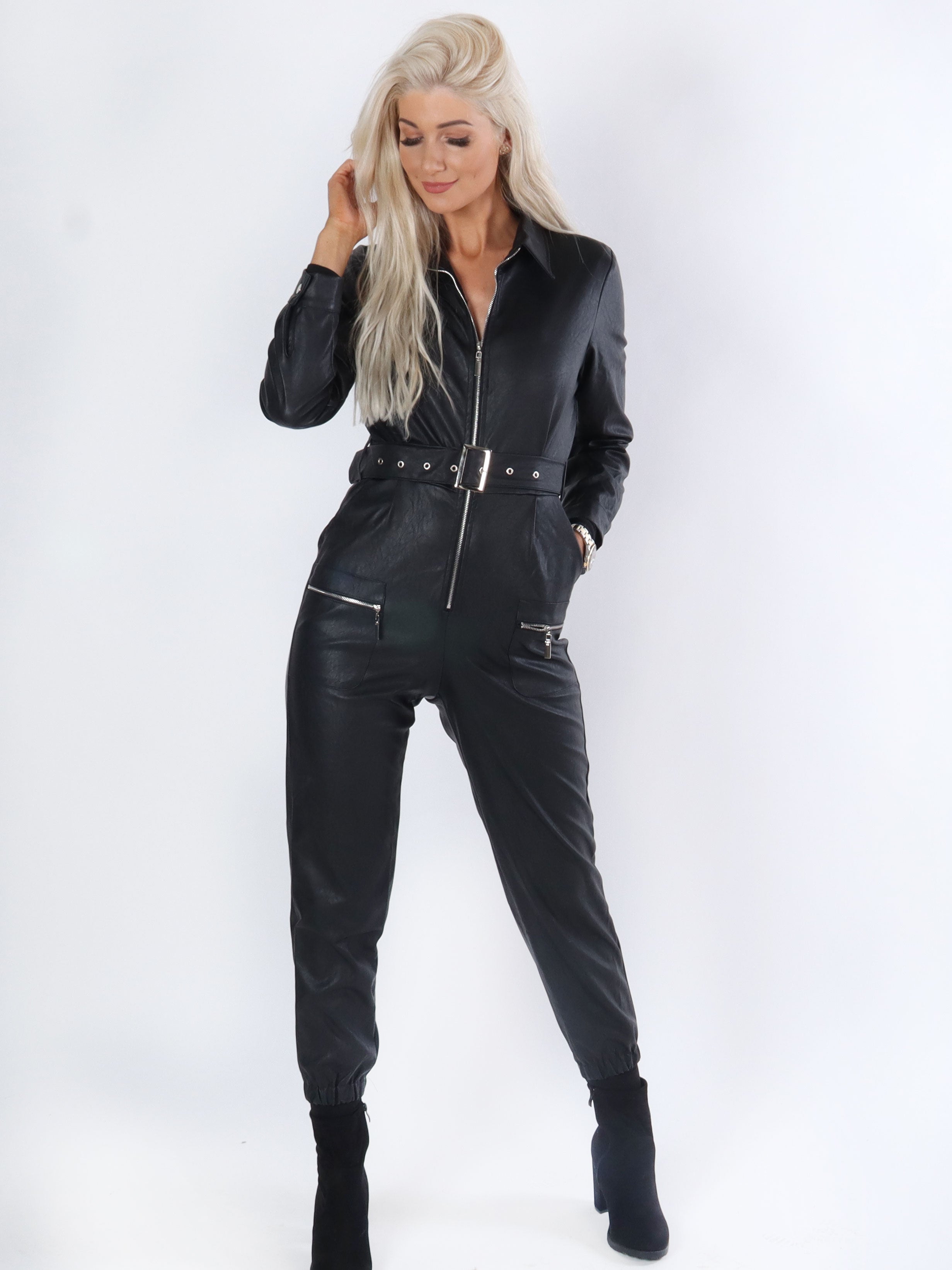 Lara - Sort læderlook buksedragt med taljebælte